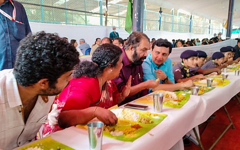 സ്കൂള് കലോത്സവ പന്തലില് വച്ച് ഭക്ഷണം കഴിക്കുന്ന വിദ്യാഭ്യാസമന്ത്രി വി ശിവന്കുട്ടി/ ഫെയ്സ്ബുക്ക്