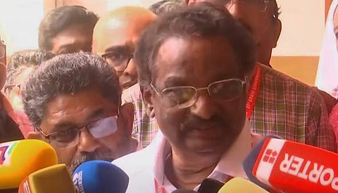 എകെ ബാലന് കോഴിക്കോട് മാധ്യമങ്ങളെ കാണുന്നു/ ടെലിവിഷന് ചിത്രം