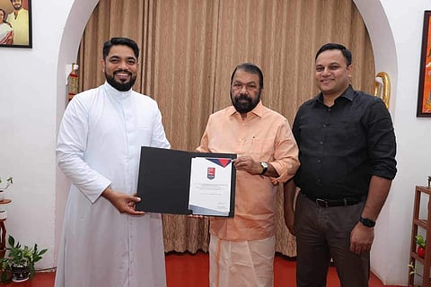 ഗ്രേറ്റ് പ്ലേസ് ടു വര്ക്ക് അംഗീകാരം മന്ത്രി വി ശിവന്കുട്ടിയില് നിന്ന് കാരിത്താസ് ആശുപത്രി ഡയറക്ടര് ഫാ. ഡോ. ബിനു കുന്നത്ത് ഏറ്റുവാങ്ങിയപ്പോള്