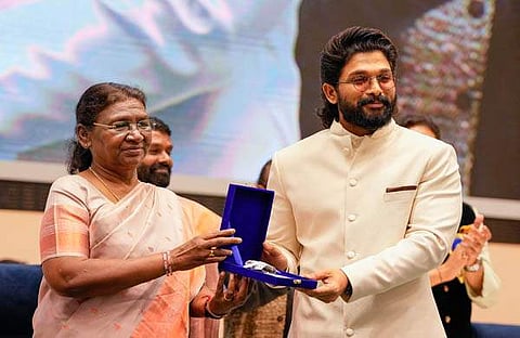 അല്ലു അര്ജുന് പുരസ്കാരം ഏറ്റുവാങ്ങുന്നു/ പിടിഐ