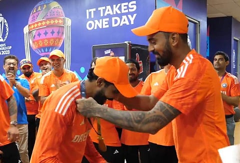 ീല്ഡര് ഓഫ് ദി മാച്ച് ജഡേജയെ രാഹുല് സ്വര്ണമെഡല് അണിയിക്കുന്നു