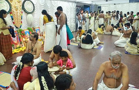 ഗുരുവായൂരില് ഹരിശ്രീ കുറിച്ച് കുരുന്നുകള്