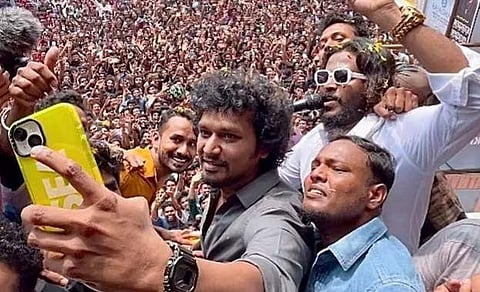 ലോകേഷ് കനകരാജിനെ കാണാനായി പാലാക്കാട് തീയേറ്ററില് എത്തിയ ആള്ക്കൂട്ടം