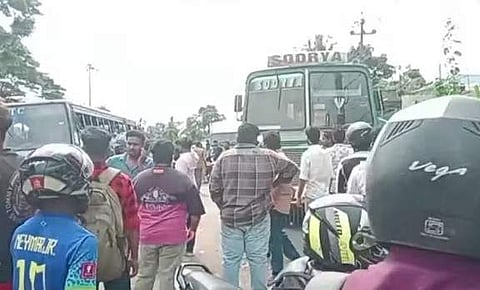 ബസിനുള്ളില് യുവാവ് തൂങ്ങിമരിച്ചതറിഞ്ഞ് എത്തിയ ആള്ക്കൂട്ടം