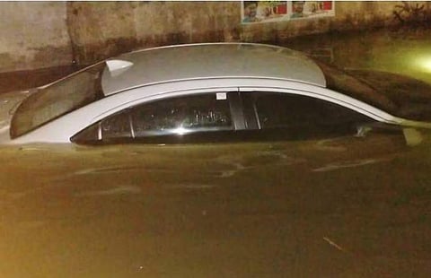 വെള്ളത്തില് മുങ്ങിയ കാര്