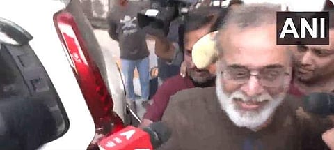 പ്രബിര് പുരകയസ്തയെ ഡല്ഹി പൊലീസ് കസ്റ്റഡിയിലെടുക്കുന്നു/എഎന്ഐ വീഡിയോ സ്ക്രീന്ഷോട്ട്