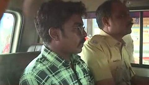 അഖില് സജീവിനെ വൈദ്യപരിശോധനയ്ക്കായി കൊണ്ടുപോകുന്നു/ ടെലിവിഷന് ചിത്രം
