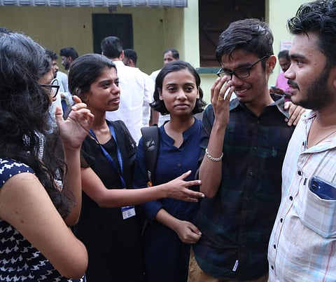ചെയര്മാന് സ്ഥാനാര്ഥിയായ ശ്രീക്കുട്ടനെ ആശ്വസിപ്പിക്കുന്ന സഹപാഠികള്/ ഫെയ്സ്ബുക്ക്