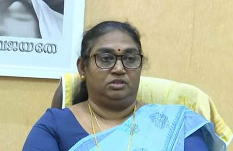 പ്രിന്സിപ്പല് മാധ്യമങ്ങളോടു സംസാരിക്കുന്നു/ടിവി ദൃശ്യം