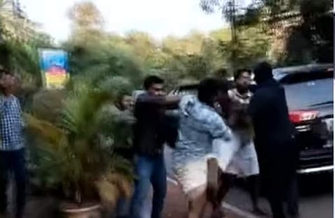 കരിങ്കൊടി പ്രതിഷേധം നടത്തിയ യൂത്ത് കോൺഗ്രസ് പ്രവർത്തകനെ മർദ്ദിക്കുന്ന ദൃശ്യം