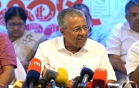 പിണറായി വിജയന് പയ്യന്നൂരില് മാധ്യമങ്ങളെ കാണുന്നു