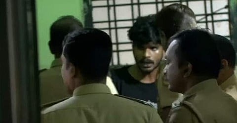 പൊലീസ് സ്റ്റേഷനില് പരാക്രമം കാണിക്കുന്ന യുവാവ്