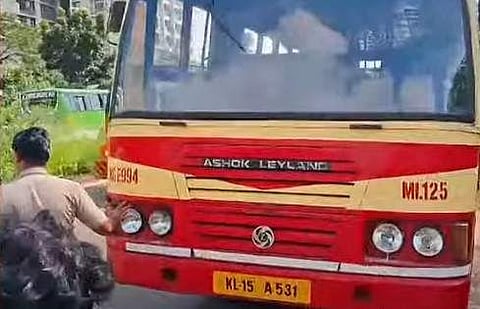 അടിച്ചുതകര്ത്ത കെഎസ്ആര്ടിസി ബസിന്റെ ഹെഡ് ലൈറ്റ്