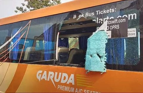 കെഎസ്ആര്ടിസി ഗരുഡ ബസിന്റെ ഗ്ലാസ് തകര്ത്ത നിലയില്കെഎസ്ആര്ടിസി ഗരുഡ ബസിന്റെ ഗ്ലാസ് തകര്ത്ത നിലയില്
