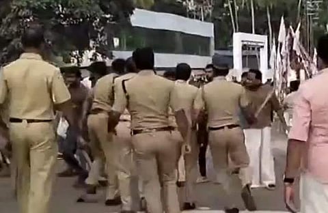 പെരിങ്ങമ്മല ഇഖ്ബാല് കോളജില് എസ്എഫ്ഐ-കെഎസ്യു സംഘര്ഷം/ ടെലിവിഷൻ സ്ക്രീൻഷോട്ട്