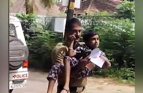 അബിഗേൽ പൊലീസ് ഉദ്യോഗസ്ഥനൊപ്പം/ ടിവി ദൃശ്യം