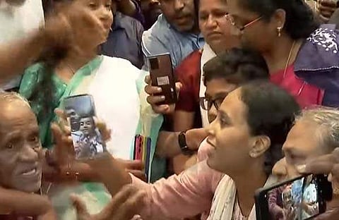 അമ്മ വീഡിയോകോളിലൂടെ അബിഗേലിനെ കാണുന്നു/ ടിവി ദൃശ്യം