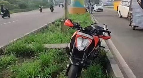 യുവതിയും യുവാവും സഞ്ചരിച്ച ബൈക്ക്/ ടെലിവിഷന് ദൃശ്യം