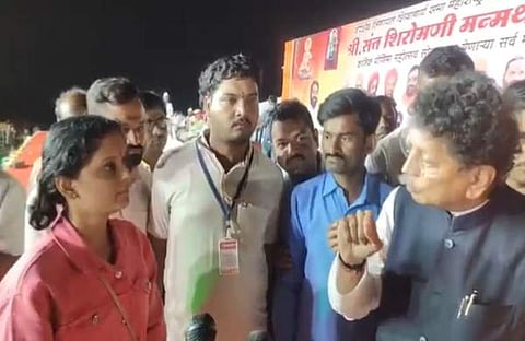 മന്ത്രി യുവതിയെ ശാസിക്കുന്നു/ എക്സ്