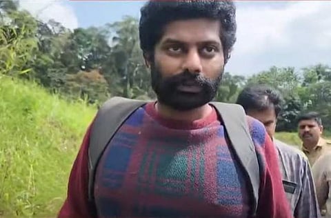 വനത്തിനുള്ളില് കുടുങ്ങിയ യുവാവിനെ വനംവകുപ്പ് ഉദ്യോഗസ്ഥര് പുറത്തെത്തിച്ചപ്പോള്