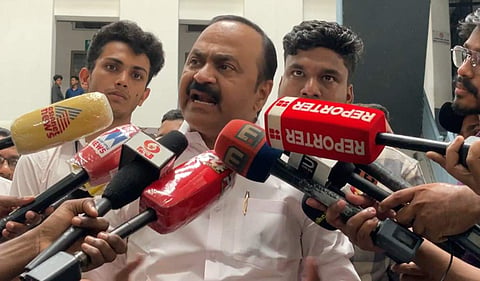 വിഡി സതീശന് മാധ്യമങ്ങളെ കാണുന്നു