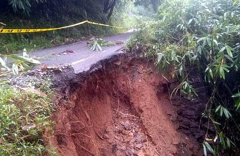 റോഡ് തകര്ന്ന നിലയില്/ ഫെയ്സ്ബുക്ക്