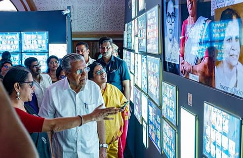 മുഖ്യമന്ത്രി സ്റ്റാളുകൾ സന്ദർശിക്കുന്നു/ ഫെയ്സ്ബുക്ക്