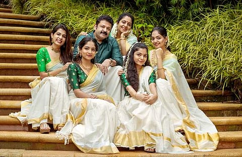 കൃഷ്ണകുമാർ കുടുംബത്തോടൊപ്പം/ ഫെയ്സ്ബുക്ക്