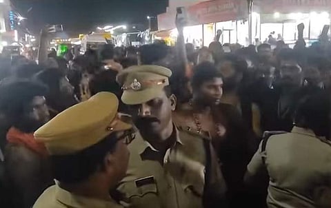 ശബരിമല തീര്ത്ഥാടകര് റോഡ് ഉപരോധിച്ചു/ ടെലിവിഷൻ സ്ക്രീൻഷോട്ട്
