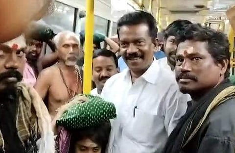 അയ്യപ്പന്മാര്ക്കൊപ്പം മന്ത്രി സി രാധാകൃഷ്ണന്/ ഫോട്ടോ: ഫെയ്സ്ബുക്ക്