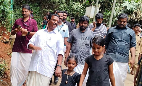 ശബരിമലയില് നിന്ന് അയ്യപ്പന്മാര്ക്കൊപ്പം ഇറങ്ങുന്ന ദേവസ്വം മന്ത്രി കെ രാധാകൃഷ്ണന്