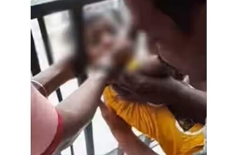 ഗ്രില്ലിനുള്ളിൽ കുടുങ്ങിയ കുട്ടിയെ രക്ഷിച്ചപ്പോൾ, സ്ക്രീൻഷോട്ട്