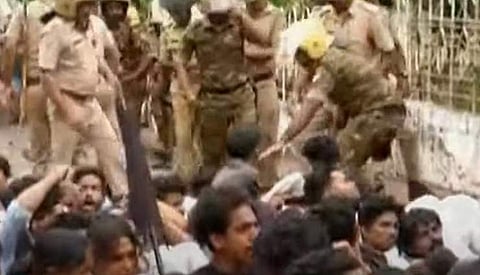 കാലിക്കറ്റ് യൂണിവേഴ്സിറ്റിയിലെ എസ്എഫ്ഐ പ്രതിഷേധം