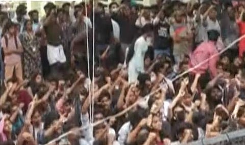 സെമിനാര് വേദിക്ക് പുറത്ത് എസ്എഫ്ഐ പ്രവര്ത്തകരുടെ പ്രതിഷേധം