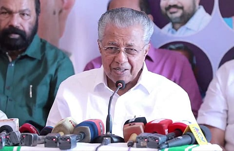 പിണറായി വിജയന് കൊല്ലത്ത് മാധ്യമങ്ങളെ കാണുന്നു