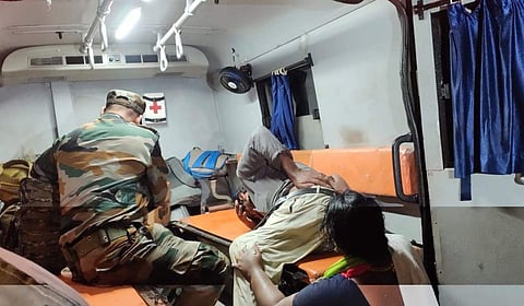 ട്രെയിനില് കുടങ്ങിയ യാത്രക്കാരെ രക്ഷിക്കുന്നു/ എക്സ്
