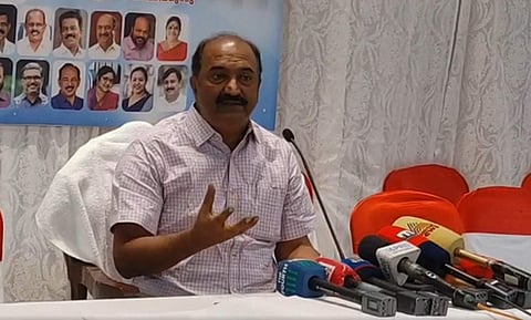 കെഎന് ബാലഗോപാല് പാലക്കാട് മാധ്യമങ്ങളെ കാണുന്നു