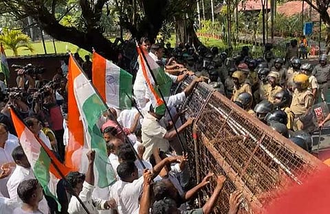 കോൺഗ്രസ് പ്രവർത്തകർ ബാരിക്കേഡ് മറിച്ചിടാൻ ശ്രമിക്കുന്നു/ ടിവി ദൃശ്യം