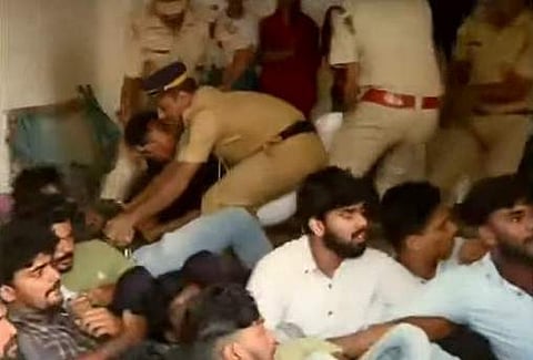 സെനറ്റ് ഹാളിന് മുന്നില് എസ്എഫ്ഐ പ്രവര്ത്തകരുടെ പ്രതിഷേധം