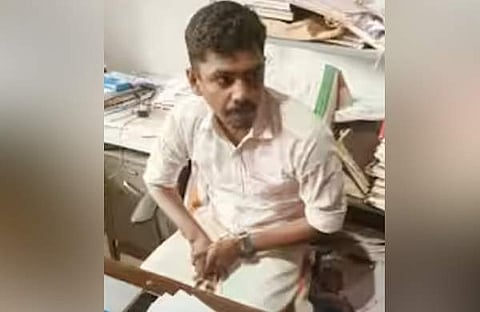 ലൈഫിൽ കിട്ടിയത് 40,000 രൂപ; '20,000 കൈക്കൂലി വേണം', അടുത്ത ഗഢു അനുവദിക്കില്ലെന്ന് ഭീഷണി: ഉദ്യോഗസ്ഥനെ കുടുക്കി വീട്ടമ്മ