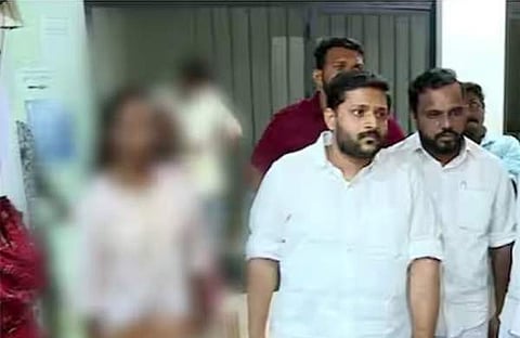 പൊലീസ് സ്റ്റേഷൻ പ്രതിഷേധം/ടെലിവിഷൻ സ്ക്രീൻഷോട്ട്