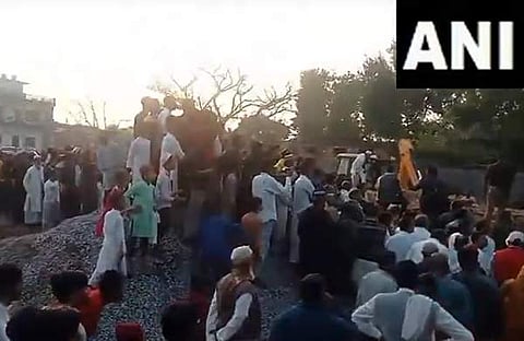ഹൽദി ആഘോഷത്തിനിടെ മതിൽ ഇടിഞ്ഞു വീണു/ എക്സ്