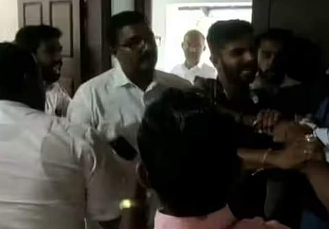കോണ്ഗ്രസ് യോഗത്തിനിടെ പ്രവര്ത്തകര് തമ്മിലുണ്ടായ കയ്യാങ്കളി