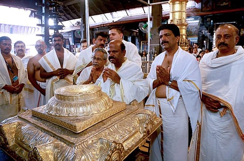 ഗുരുവായൂരിൽ ദർശനം നടത്തുന്ന ബംഗാൾ ഗവർണർ ആനന്ദ ബോസ്