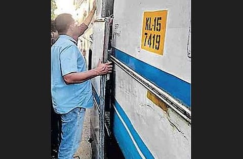 കെഎസ്ആര്ടിസി ബസിന്റെ വാതില് അടര്ന്നു വീണ നിലയില്