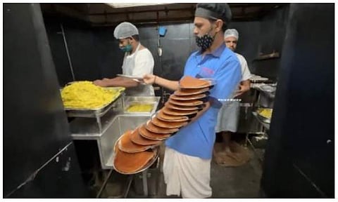 ഒരു കയ്യിൽ 16 പ്ലേറ്റ് ദോശയുമായി തൊഴിലാളി/ ചിത്രം സ്ക്രീൻഷോട്ട്