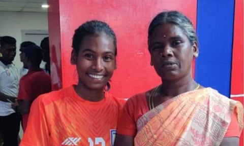 സന്ധ്യ രംഗനാഥൻ അമ്മയ്ക്കൊപ്പം/ ചിത്രം ട്വിറ്റർ