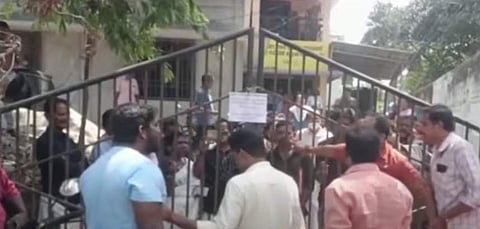 വെങ്ങാനൂര് പഞ്ചായത്ത് ഓഫീസില് തോക്കുമായി എത്തിയ യുവാവിന്റെ പ്രതിഷേധം/ ടെലിവിഷന് ചിത്രം