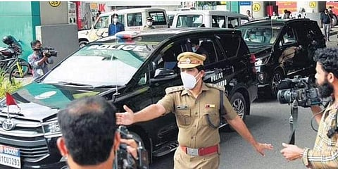 മുഖ്യമന്ത്രി പിണറായി വിജയന് സുരക്ഷയൊരിക്കുന്ന പൊലീസ് ഉദ്യോഗസ്ഥന്/എക്സ്പ്രസ് ഫോട്ടോ