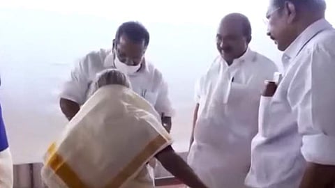 ഇപി ജയരാജന് നന്ദകുമാറിന്റെ അമ്മയെ ആദരിക്കുന്ന ദൃശ്യം, സ്ക്രീൻഷോട്ട്